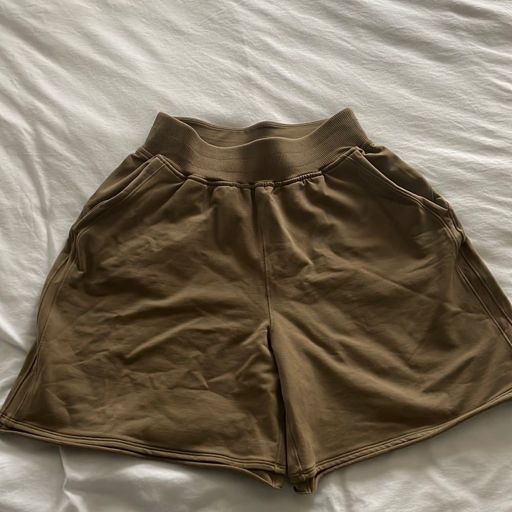 lululemon scuba 5.5” shorts tan/brown